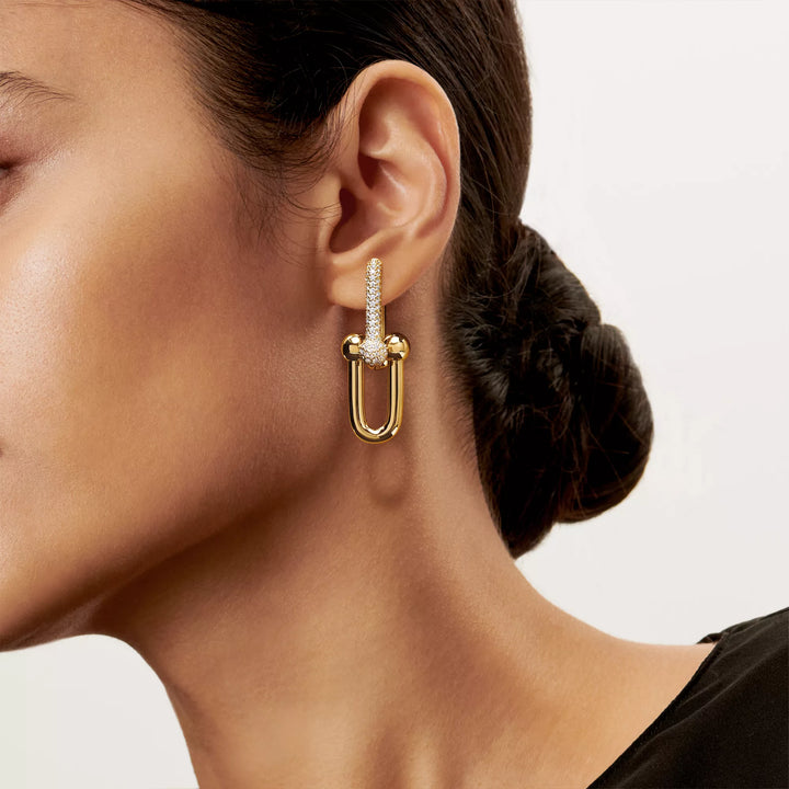 Link earrings set with zirconia stones